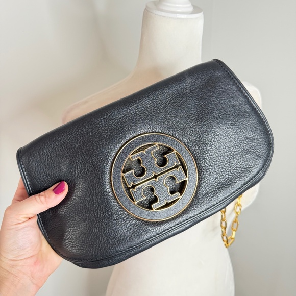 Tory Burch Handbags - Tory Burch Amanda Black Lift Flat Leather Crossbody Clutch Bag